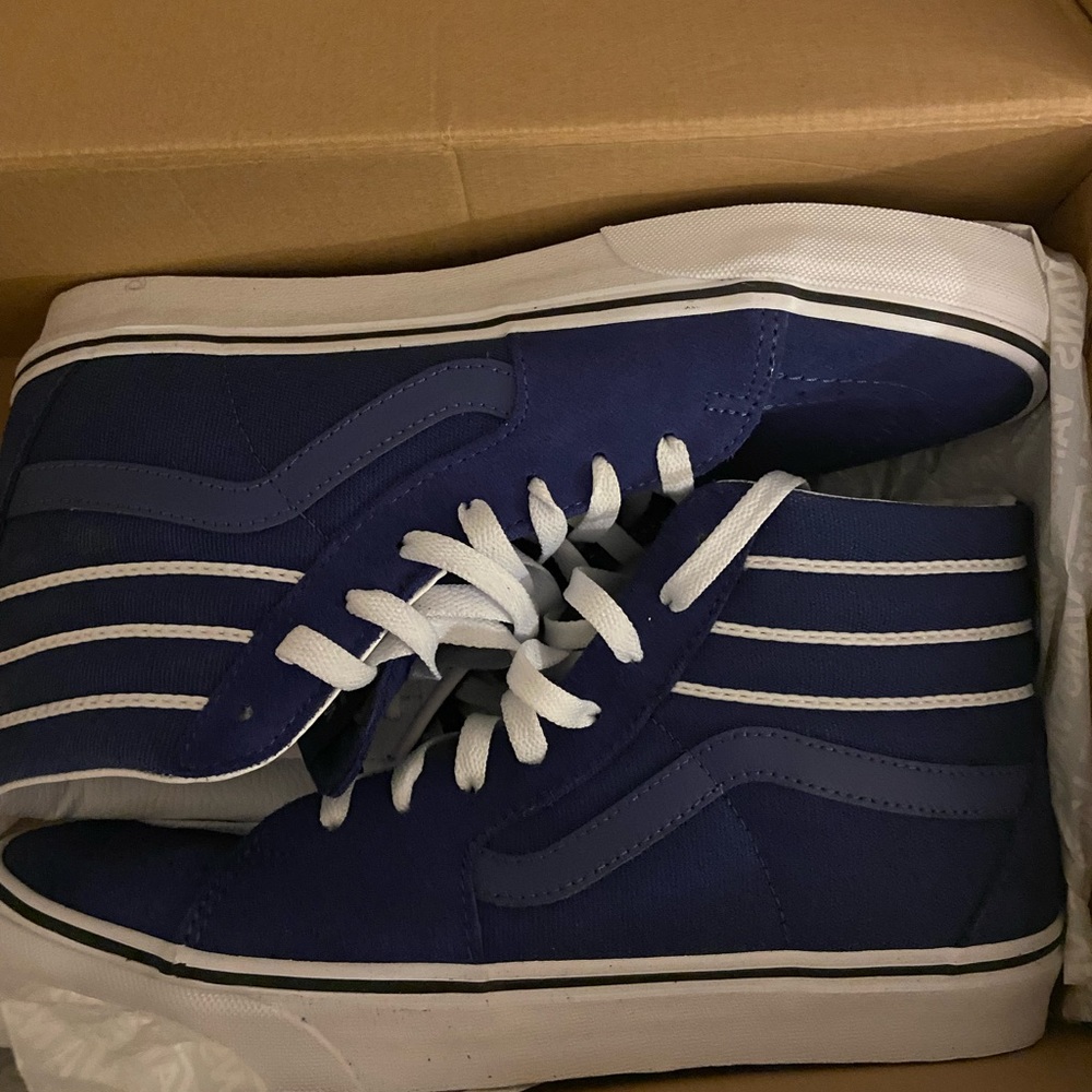 BRAND NEW NEVER WORN VANS SNEAKERS. Mens size 9.5. Woman’s size 11